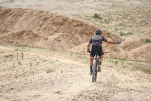 cyklista na závodě v písku